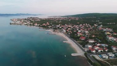 Hırvat deniz manzarası ve Akdeniz kıyı şeridine muhteşem hava manzarası