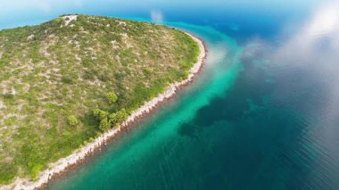 Hırvat deniz manzarası ve Akdeniz kıyı şeridine muhteşem hava manzarası