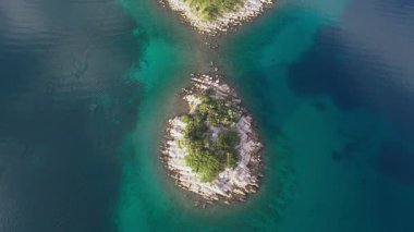 Hırvat deniz manzarası ve Akdeniz kıyı şeridine muhteşem hava manzarası