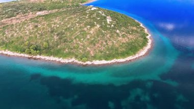 Hırvat deniz manzarası ve Akdeniz kıyı şeridine muhteşem hava manzarası