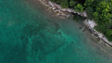 Hırvat deniz manzarası ve Akdeniz kıyı şeridine muhteşem hava manzarası