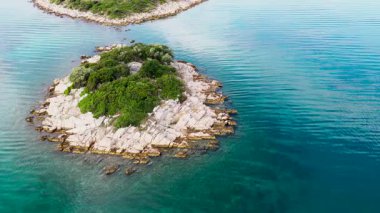 Hırvat deniz manzarası ve Akdeniz kıyı şeridine muhteşem hava manzarası