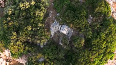 Hırvat deniz manzarası ve Akdeniz kıyı şeridine muhteşem hava manzarası