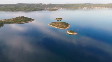  Hırvat deniz manzarası ve Akdeniz kıyı şeridine muhteşem hava manzarası