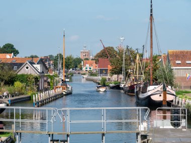 Workum, Friesland, Hollanda 'daki kiliselerden Diepe Dolte Kanalı ve kilise kulesi