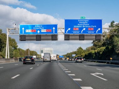 UTRECHT, NETHERLANDS - OCT 15, 2021: A28 çıkışındaki A27 numaralı yörünge otoyolu, üst kanat ve rota bilgileri