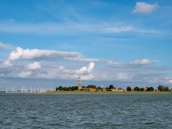 荷兰弗里斯兰市历史名城斯塔沃伦的Ijsselmeer海岸及教堂塔景观 — 图库照片