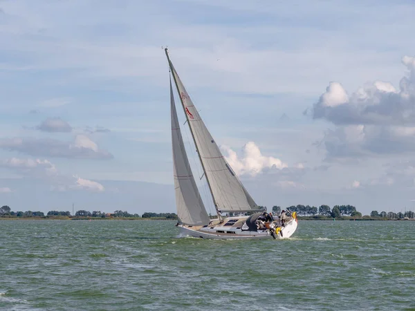 Ijsselmeer Nederland Sep 2021 Zeilboot Varen Ijsselmeer Voor Kust Van — Stockfoto
