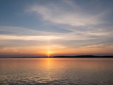 Wadden Denizi, Friesland, Hollanda 'dan Batı Frizya adasının gün batımında kıyı şeridi