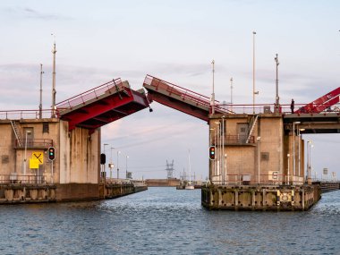 AMSTERDAM, NETHERLANDS - 20 AUG 2021: Schellingwouderbrug karayolu köprüsünün taşınabilir bölümü Buiten IJ Nehri 'nde tekneler için açılıyor