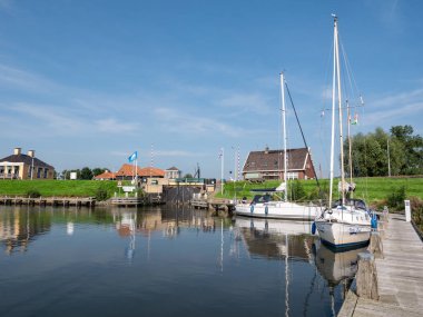 Workum, NETHERLANDS - 14. Sezon 2021: Het Zool Kanalı, Workum, Friesland 'dan yelkenlilerle Zeesluis ve jetty Kilidi' nin görüntüsü
