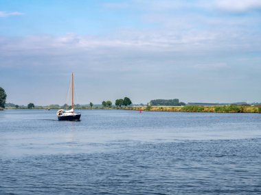 ZWARTSLUIS, NETHERLANDS - 26, 2021: Zwarte Su Nehri 'nde Zwartsluis, Overijssel yakınlarında yelkenli tekne