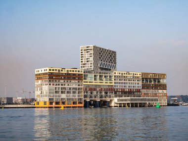 AMSTERDAM, NETHERLANDS - 10, 2021: modern apartman binaları Silodam Houthaven, IJ nehrinin güney kıyısında