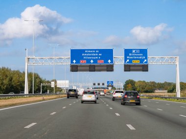 UTRECHT, NETHERLANDS - 15 Ocak 2021: Utrecht ve Hilversum arasındaki A27 no 'lu otoyoldaki trafik ve rota bilgileri