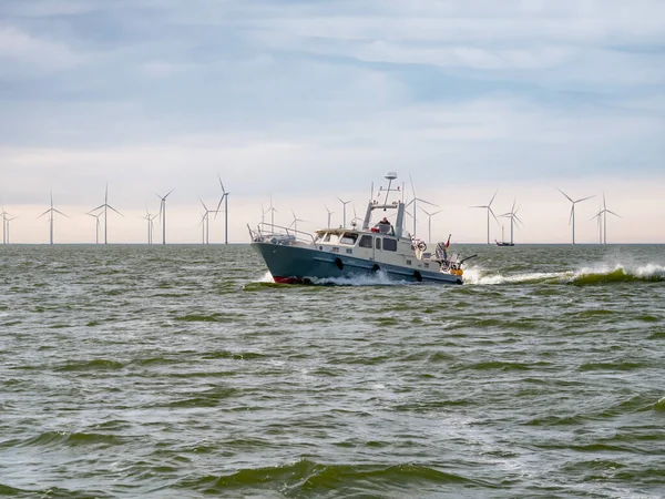 Ijsselmeer Nederland Sep 2021 Motorboot Varen Ijsselmeer Nabij Windpark Fryslan — Stockfoto