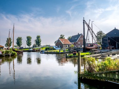 Workum, Friesland 'daki tarihi Workum kasabasındaki Geleneksel Tersane Şebekesi ve Diepe Dolte Kanalı