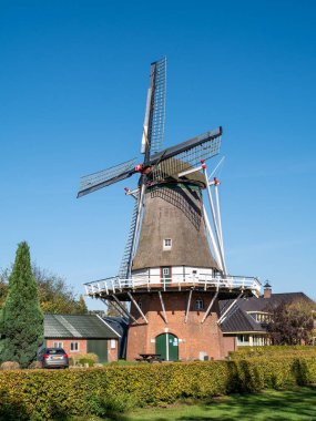 WeERSELO, NETHERLANDS - 24, 2021: Weerselo, Overijssel 'de sekizgen bir un değirmeni olan De Vier Winden