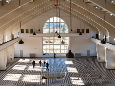 KOOTWIJK, NETHERLANDS - 28, 2021: Eski uzun dalga radyo iletim istasyonu Radyo Kootwijk, Veluwe, Apeldoorn 'un A binasındaki iletim odası