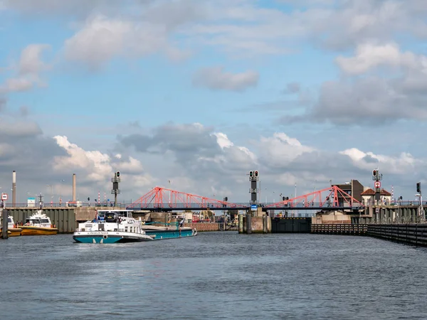 Ijmuiden Netherlands Aug 2021 Грузовое Судно Входящее Шлюзы Морского Порта — стоковое фото