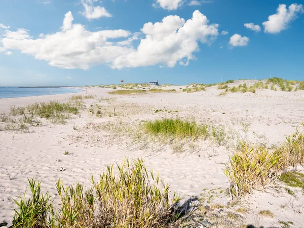 オランダ マーカーマイヤー湖のマーカーワデン島の海岸にあるビーチ 時計塔 — ストック写真