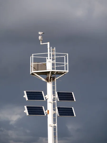 Navigationsmast Mit Sonnenkollektoren Heringsmöwe Und Vogelnest Vor Dunklem Himmel Hafen — Stockfoto