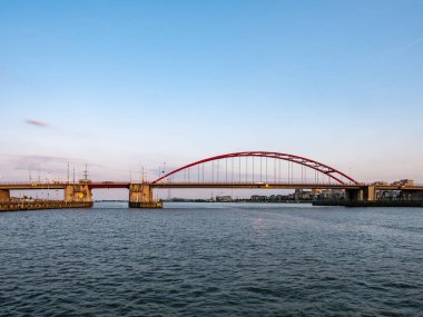 Schellingwouderbrug karayolu köprüsü Buiten IJ nehri üzerinde, Amsterdam