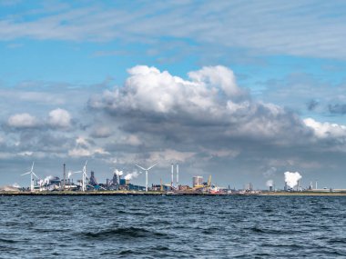 IJMUIDEN, NETHERLANDS - 20 AUG 2021: Limandaki çelik endüstrisi Tata çelik fırınları