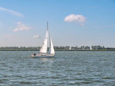 KETELMEER, NETHERLANDS - 28 SEP 2021: Güneşli bir günde Ketelmeer, Flevoland Gölü 'nde yelken açmak