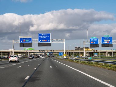 UTRECHT, NETHERLANDS - OCT 15, 2021: Yörünge otoyolu A2 trafik kavşağı Oudenrijn