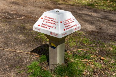 Hollanda 'nın Hilversum kentindeki yürüyüşçüler ve bisikletçiler için tasarlanmış mantar tabela şeklinde yol işareti