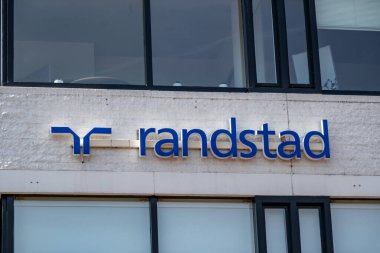 HILVERSUM, NETHERLANDS - 3 Mayıs 2023: Acemilik ajansı Randstad Uitzendbürosu, Hilversum, Hollanda