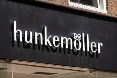 HILVERSUM, NETHERLANDS - 3 Mayıs 2023: Hollanda Hilversum 'daki iç çamaşırı mağazasının önünde Hunkemoller iç çamaşırı markası ve logosu