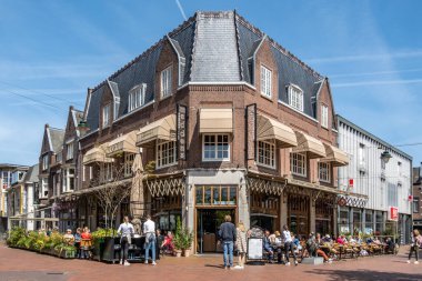 HILVERSUM, NETHERLANDS - 3 Mayıs 2023: Hilversum, Noord-Holland, Hollanda şehir merkezindeki açık kaldırım terasında dinlenen insanlar