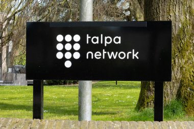 HILVERSUM, NETHERLANDS - 3 Mayıs 2023: Hilversum, Hollanda 'daki Talpa Network medya şirketinin şirket adı ve logosuna sahip tabela