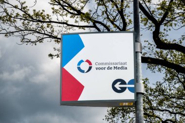 Hollanda medya yetkilisi komisyon üyesi van de Media, lamba direğinde, Hilversum, Hollanda