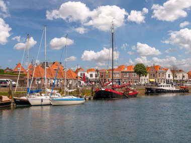 ZIERIKZEE, NETHERLANDS - 5 Haziran 2023: Zierikzee 'nin yeni limanında yelkenliler, Schouwen-Duithe, Zeeland, Hollanda