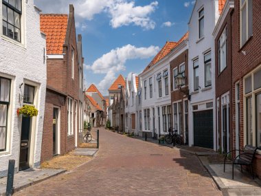 ZIERIKZEE, NETHERLANDS - 23 Haziran 2023: Eski Zierikzee, Schouwen-Duithe, Zeeland, Hollanda 'daki Lange Sint Janstraat' taki evler
