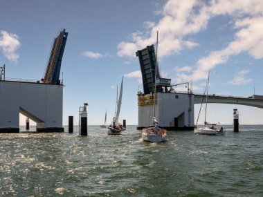 ZEELANDBRUG, NETHERLANDS - 14 Haziran 2023: Zeeland Köprüsü yüksek direkli yelkenliler için, Doğu Scheldt, Zeeland, Hollanda