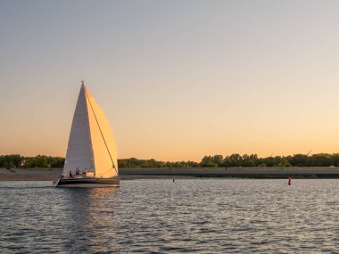 KRABBENKREEK, NETHERLANDS - 14 Haziran 2023: İnsanlar Tholen ve Sint Filipsland, Oosterschele Ulusal Parkı, Zeeland, Hollanda arasında Krabbenkreek körfezinde yelkenliyle yelken açıyorlar