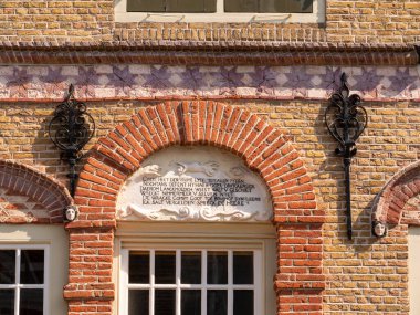 SINT-ANNALAND, NETHERLANDS - 15 Haziran 2023: Sint-Annaland, Tholen, Zeeland, Hollanda 'daki Voorstraat' taki evin ayrıntıları