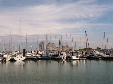 BRESKENS, NETHERLANDS - 18 Haziran 2023: Breskens, Zeeuws-Vlaanderen, Zeeland, Hollanda 'da tekneler