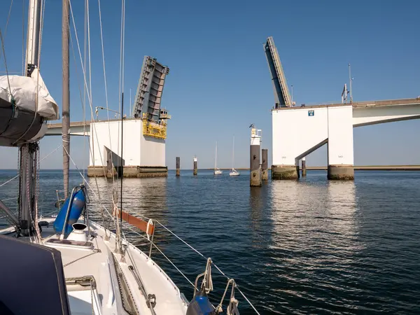 ZEELANDBRUG, NETHERLANDS - 16 Haziran 2023: Doğu Scheldt Köprüsü yüksek direkli yelkenliler için, Doğu Scheldt, Zeeland, Hollanda