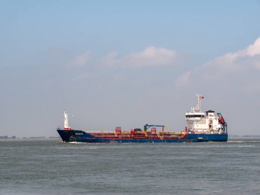 Westerschele, NETHERLANDS - 21 Haziran 2023: Westerschelde nehri üzerinden Kuzey Denizi, Zeeland, Hollanda 'ya giden petrol tankeri Selin S