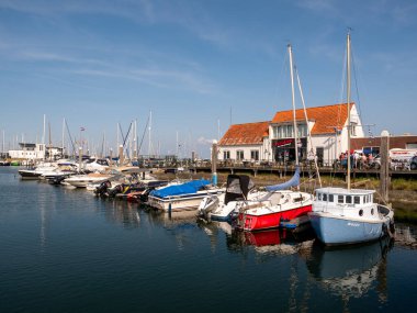 YERSEKE, NETHERLANDS - 21 Haziran 2023: Yerseke, Noord-Beveland, Zeeland, Hollanda 'daki tekne ve deniz ürünleri restoranı