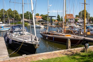 ÜLKESİ, NETHERLANDS - 10 Temmuz 2023: Medemblik, Noord-Holland, Hollanda, Hollanda 'daki Westerhaven marinasındaki yelkenliler
