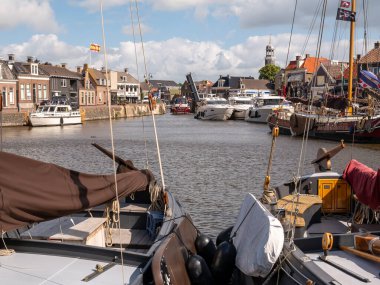 LEMMER, NETHERLANDS - 2 Temmuz 2023: Hollanda 'nın eski Lemmer kentindeki Binnenhaven kanalında geleneksel ve modern tekneler
