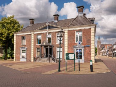 LEMER, NETHERLANDS - 2 Temmuz 2023: Eski belediye binası ve Hollanda 'nın eski Lemmer kentindeki tartı evi