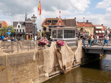 LEMMER, NETHERLANDS - 2 Temmuz 2023: Oudesluis Köprüsü ve Hollanda 'nın eski Lemmer kentindeki rıhtım