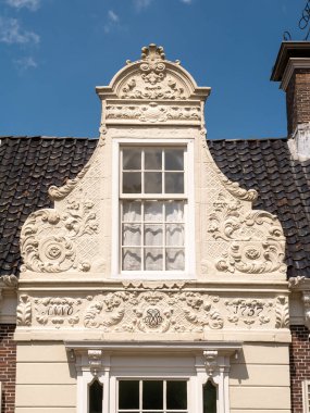 HEEG, NETHERLANDS - 6 Temmuz 2023: Heeg, Friesland, Hollanda 'nın merkezindeki Barok tarzında dekore edilmiş kumtaşı çanı gable