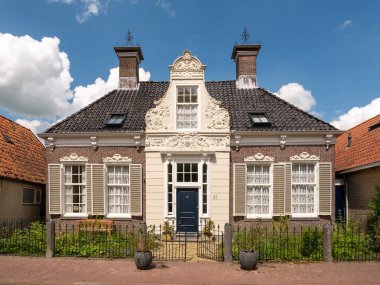 HEEG, NETHERLANDS - 6 Temmuz 2023: Heeg, Friesland, Hollanda 'nın merkezindeki eski hooischippershuis saman zıpzıpzıpzıplarının evi